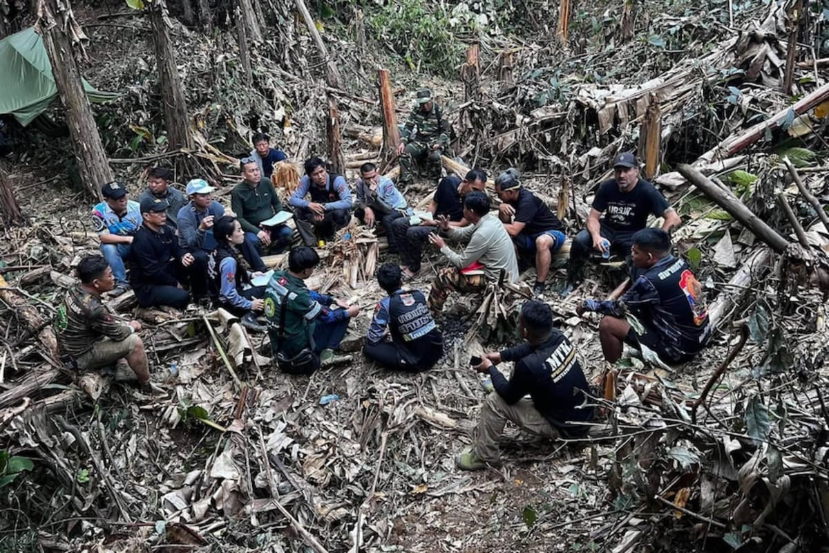 Five Men Found Alive After Week Trapped in Laos Cave - Image 5