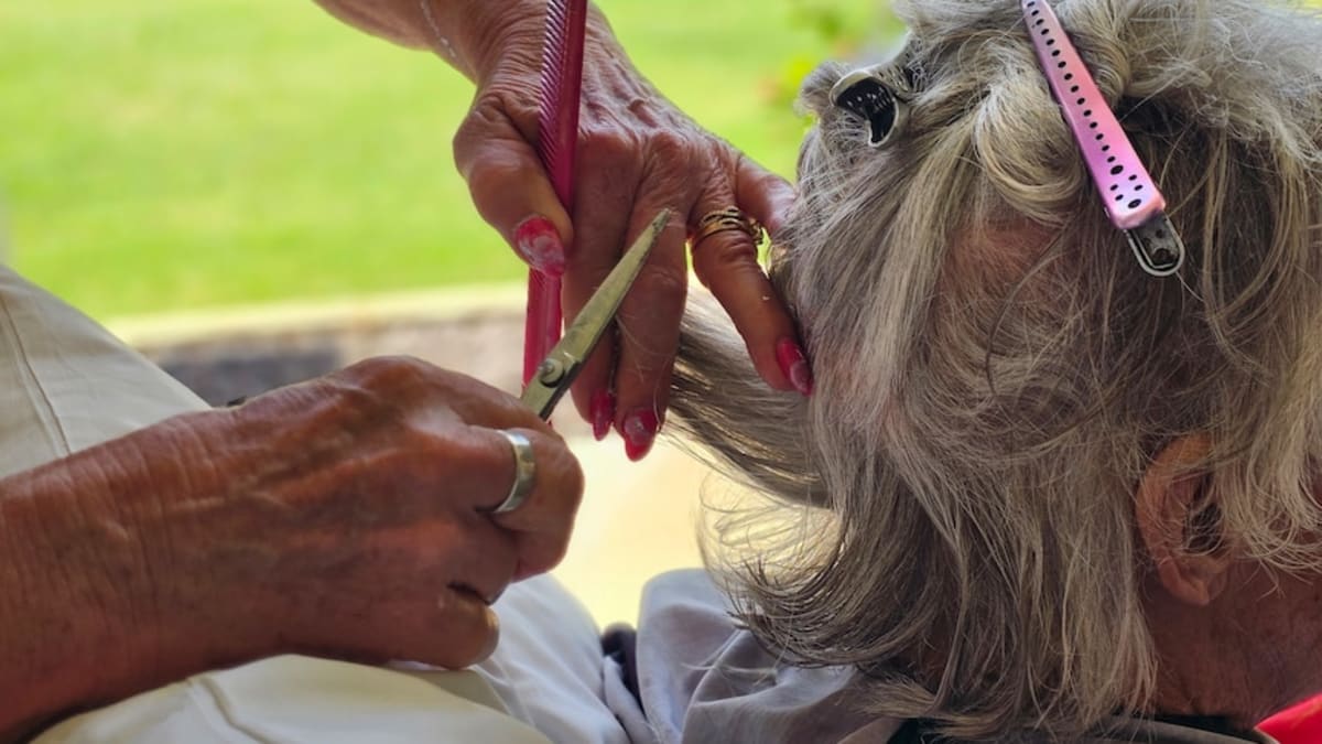 Hairdresser Gives Free Haircuts to Hospice Patients - Image 2