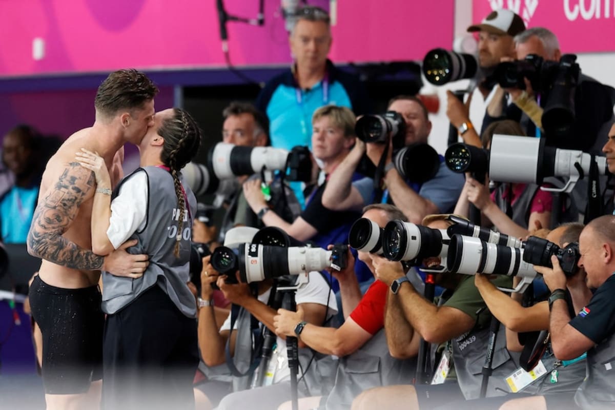 Photographer Captures Partner's Gold Medal Through Tears - Image 4