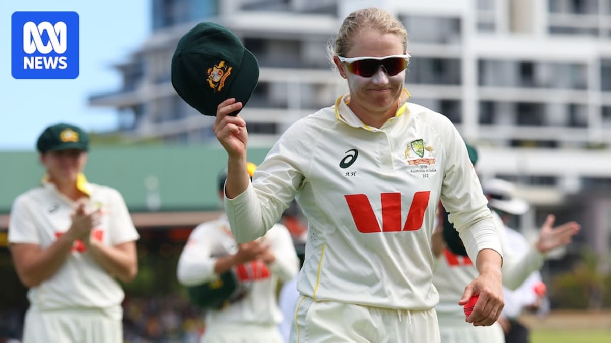 Alyssa Healy waving to crowd while walking off cricket field in her final international match