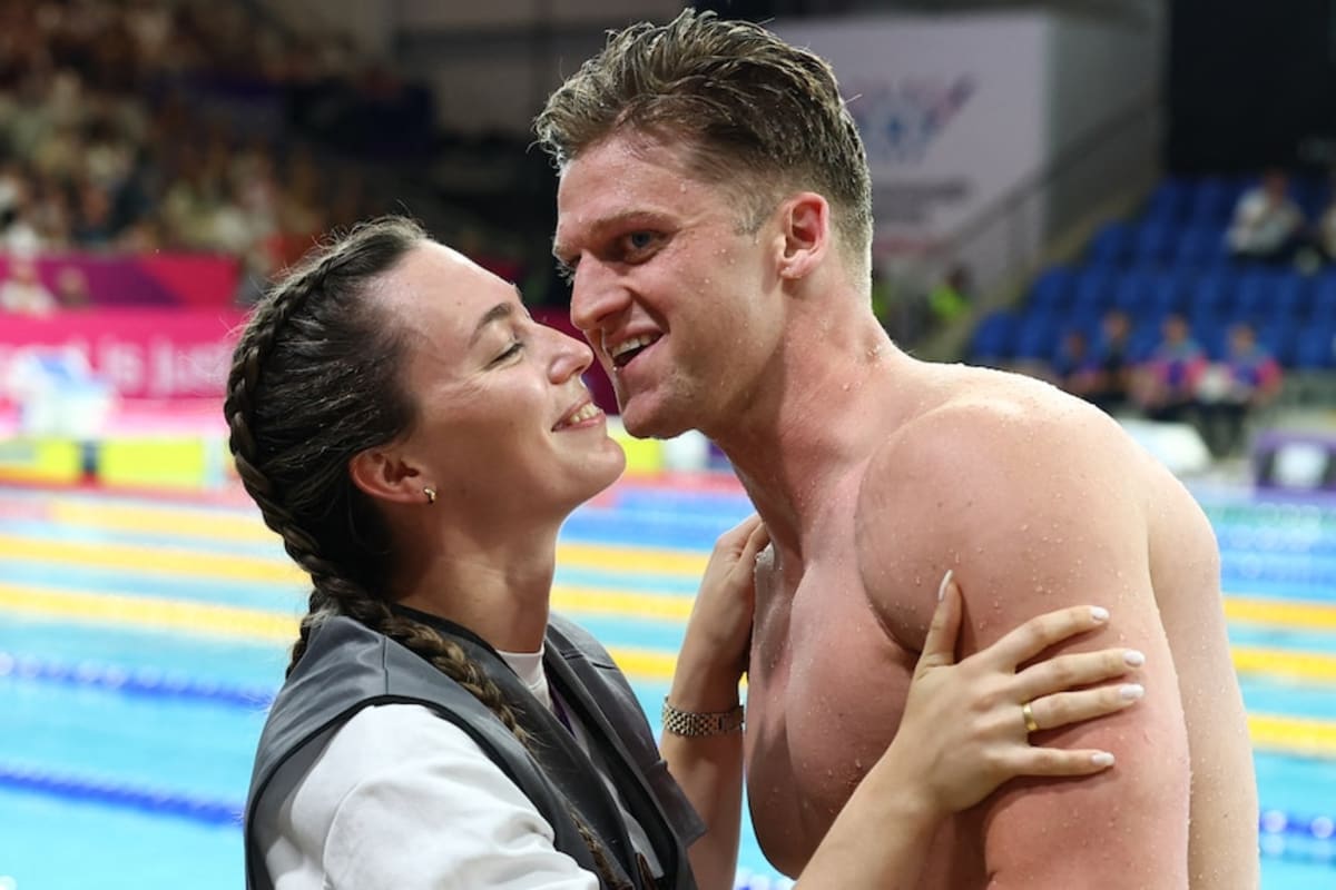 Photographer Captures Partner's Gold Medal Through Tears - Image 3