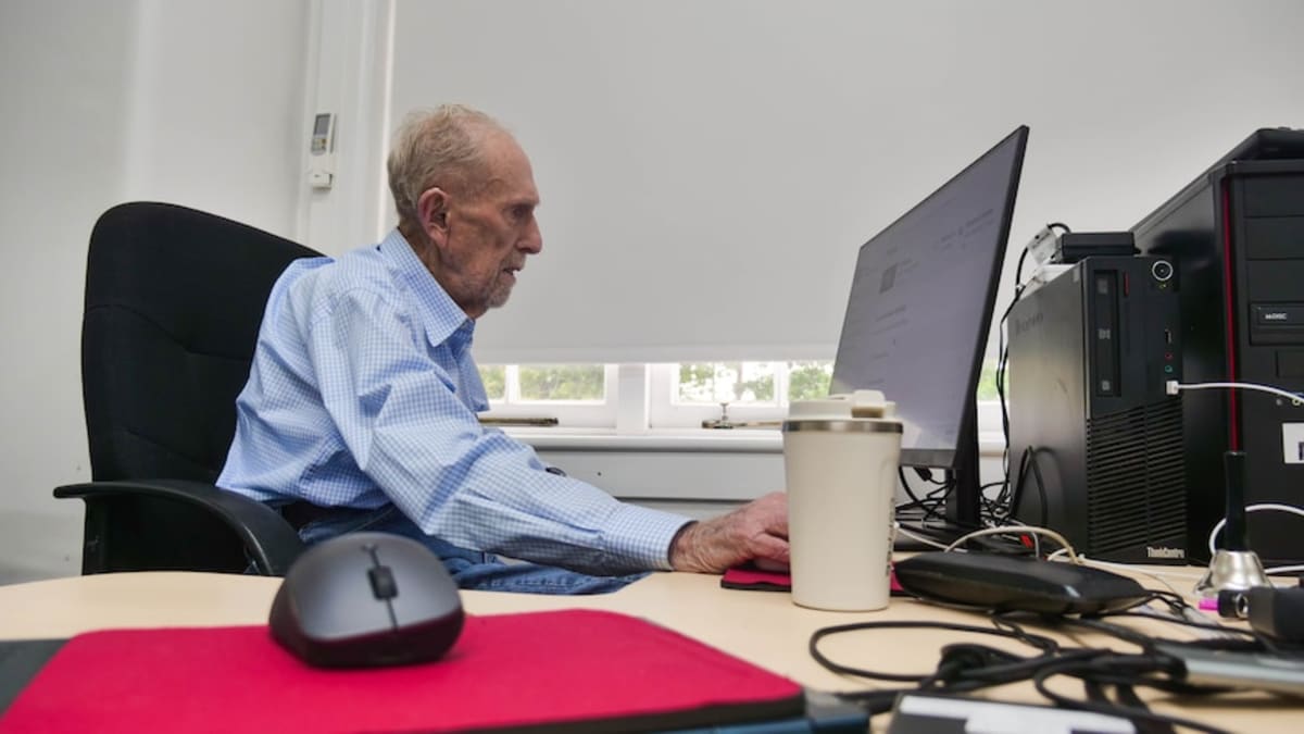 At 102, He's Australia's Oldest Tech Support Volunteer - Image 4