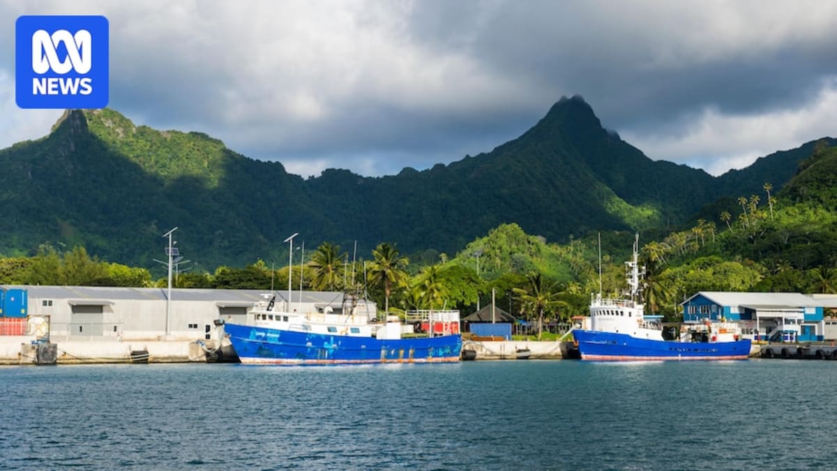 New Zealand Foreign Minister Winston Peters and Cook Islands Prime Minister Mark Brown shaking hands in Rarotonga