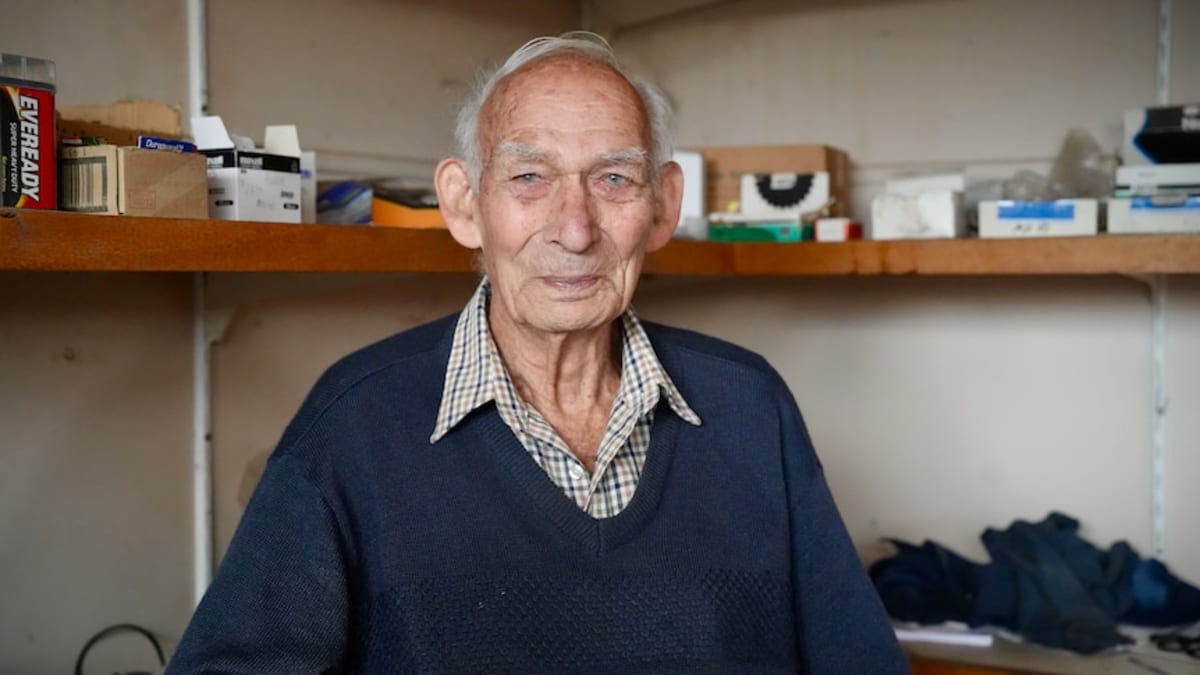 99-Year-Old Mechanic Works Six Days a Week in Tiny Town - Image 2