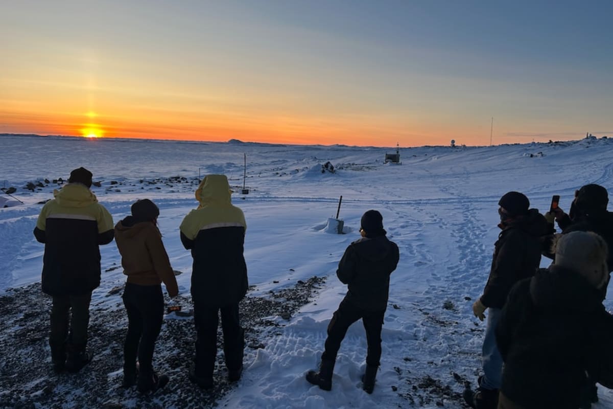26 Scientists Celebrate 24-Minute Sunrise After 6 Dark Weeks - Image 3
