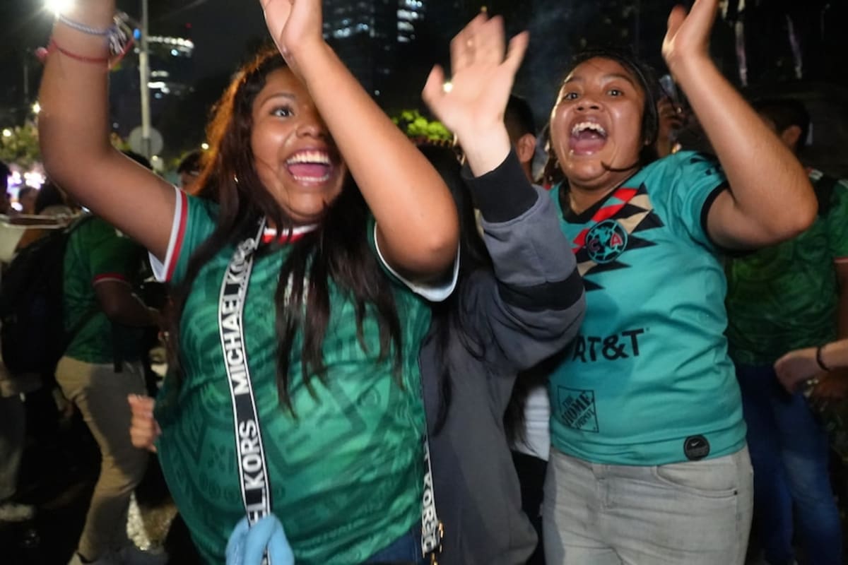 Mexico City Erupts in All-Night Party After World Cup Win - Image 4