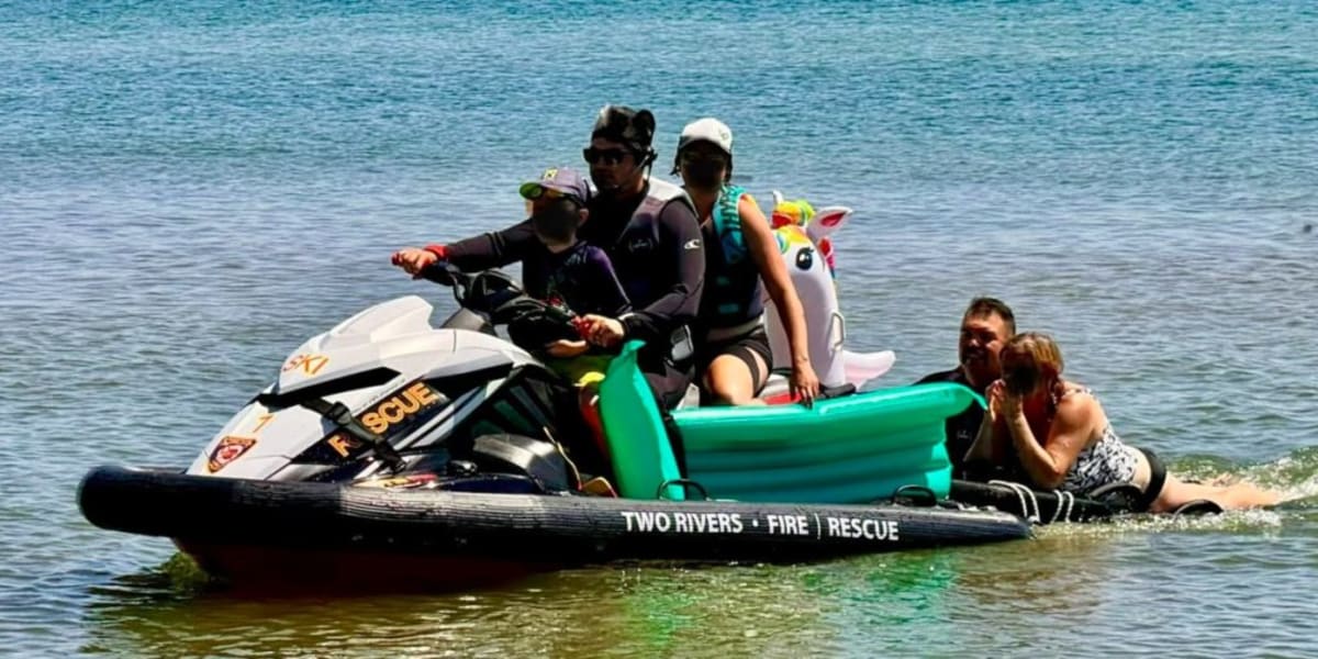 Rescue Team Saves Family Adrift Half Mile Off Wisconsin Shore - Image 2