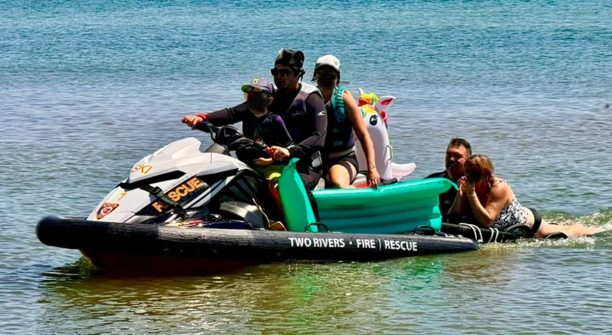 Rescue Team Saves Family Adrift Half Mile Off Wisconsin Shore - Image 3