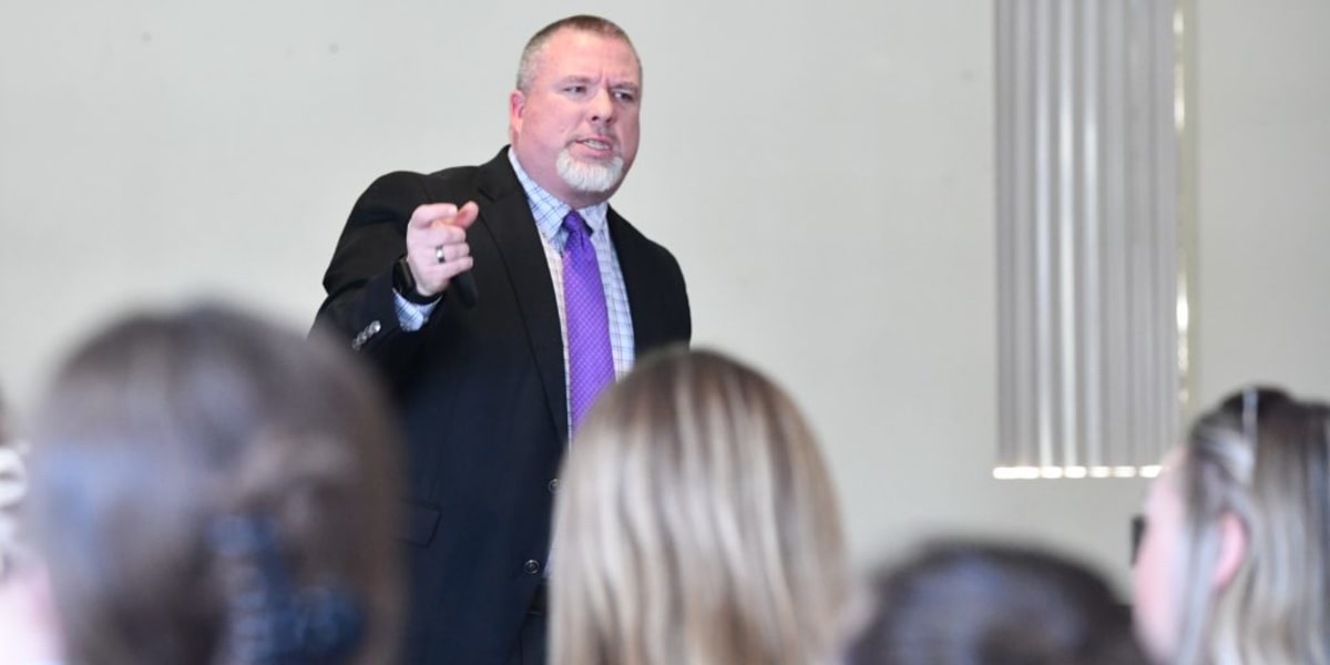 Kentucky Teacher of Year Built $4 Prosthetic Hand for Student - Image 2