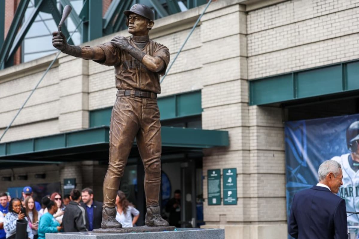 Mariners Turn Statue Mishap Into Wholesome Win - Image 5