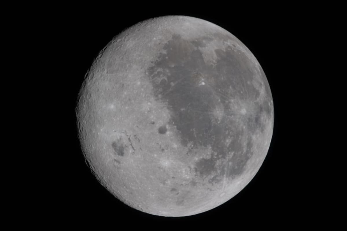 NASA Releases 12,000 Stunning Moon Photos from Artemis II - Image 5