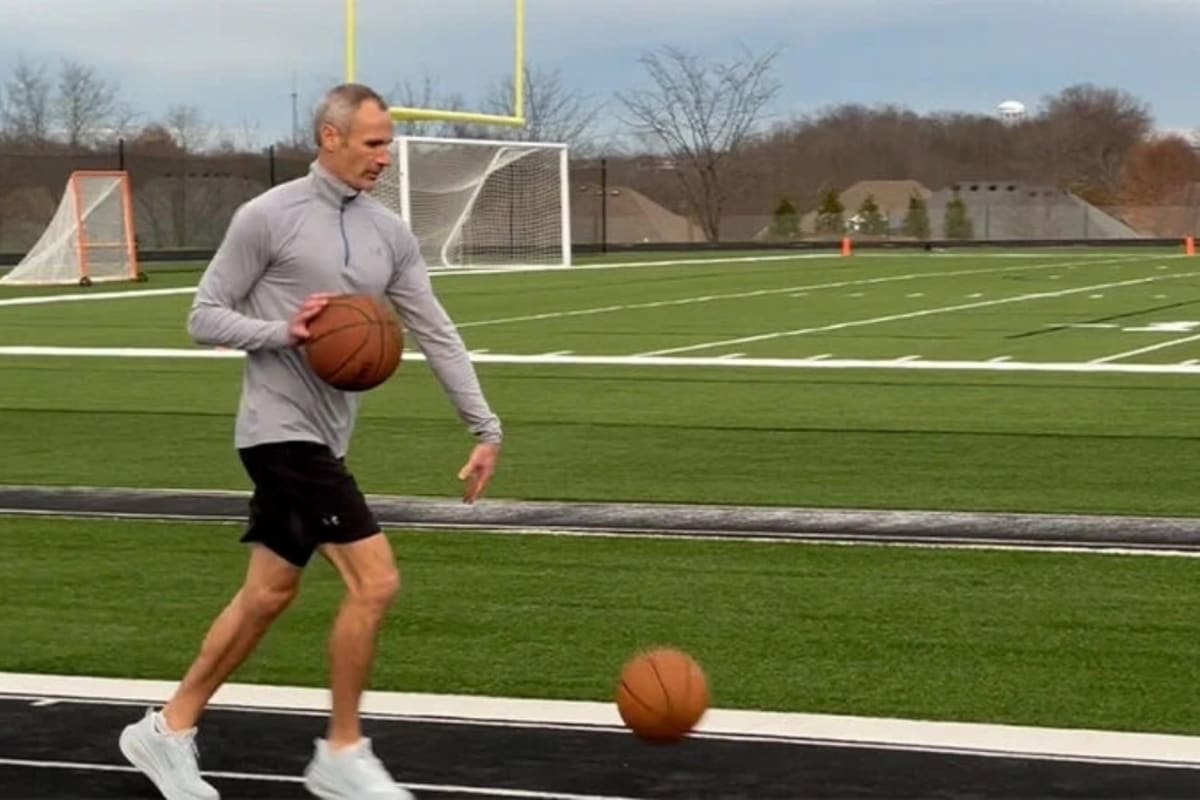 ER Doctor Runs World Record Mile While Dribbling 2 Balls