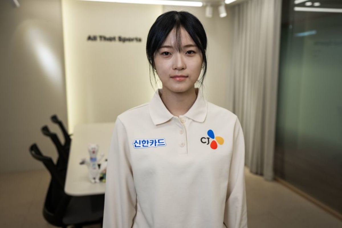 Teen Snowboarder Wins Gold with Fractured Hand After Crash - Image 4