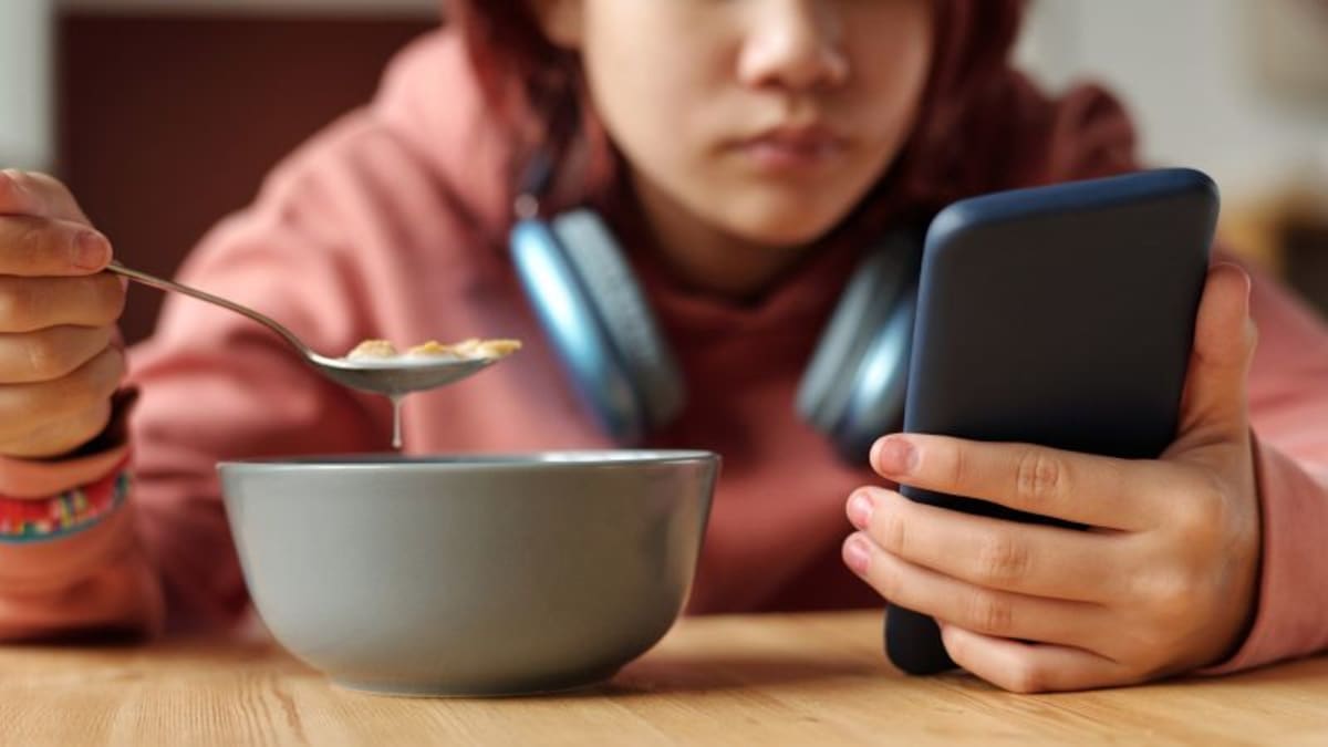 75% of Parents Use Phones During Family Dinners
