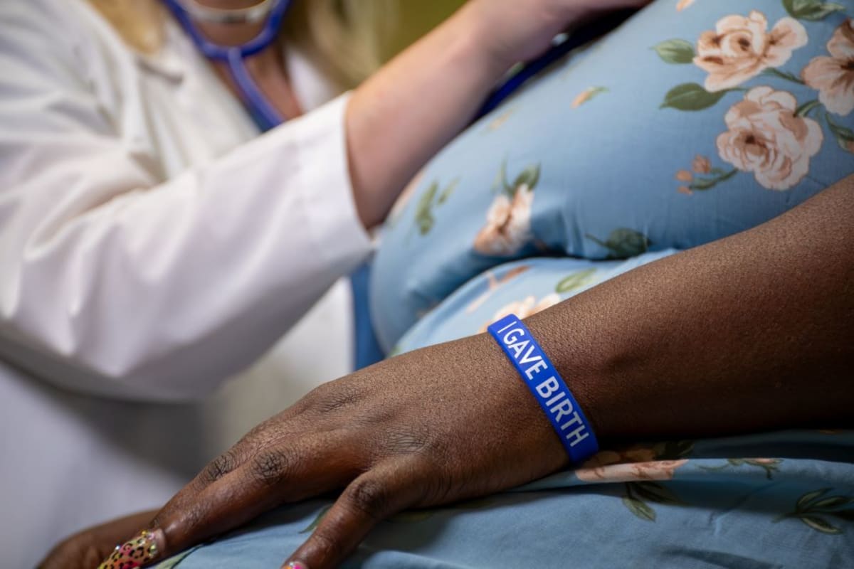 Simple Wristband Helps Cut Postpartum Deaths Across the US - Image 4