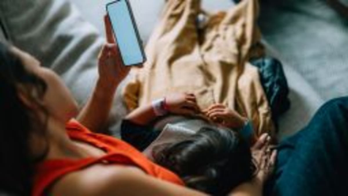 75% of Parents Use Phones During Family Dinners - Image 3