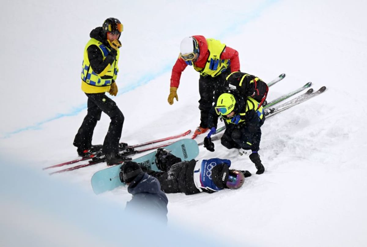 Teen Snowboarder Wins Gold with Fractured Hand After Crash - Image 5