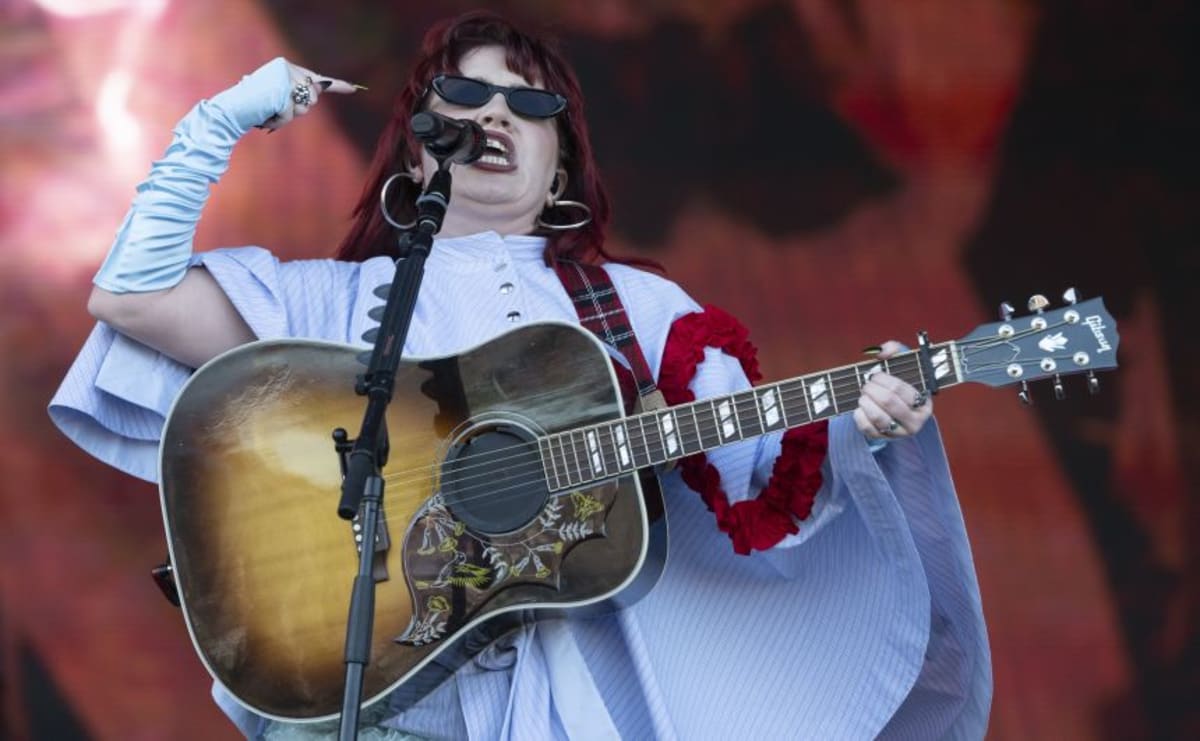 Irish Singer CMAT Sparks Body Positivity Movement - Image 2