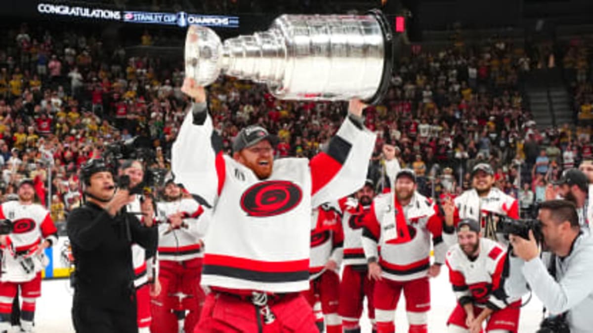 Injured Goalie Gets Stanley Cup First in Tearjerker Moment - Image 2