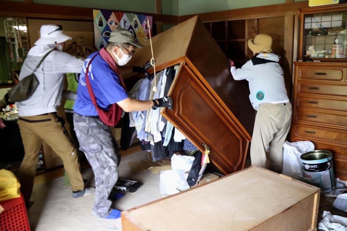 1,200 Volunteers Rebuild Kumamoto After Major Earthquake - Image 2