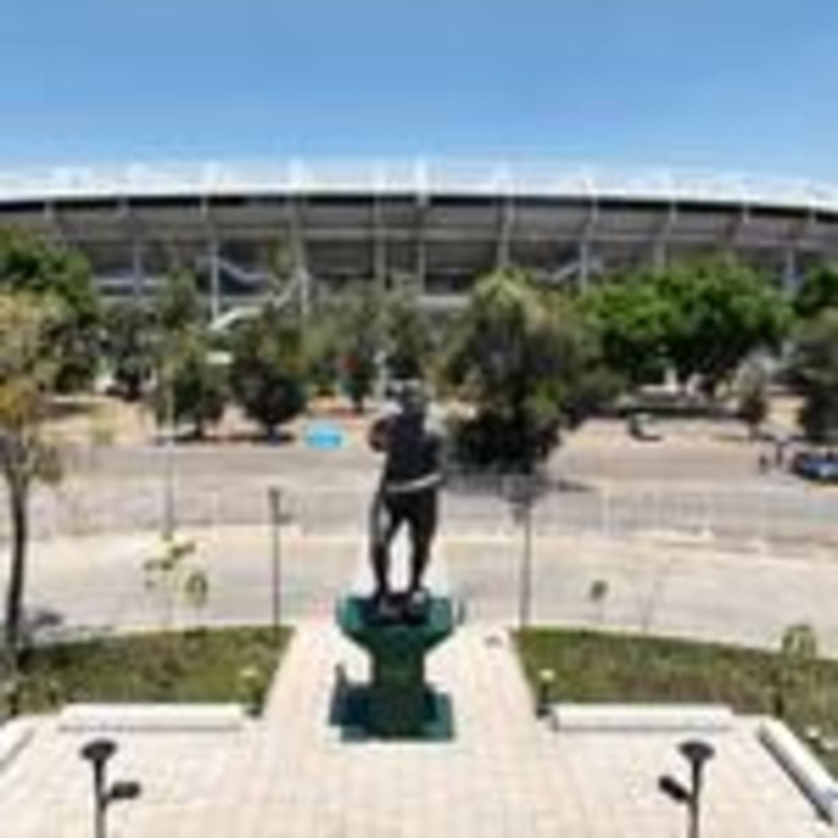 31-Foot Pelé Statue Unveiled in Guadalajara for World Cup - Image 3