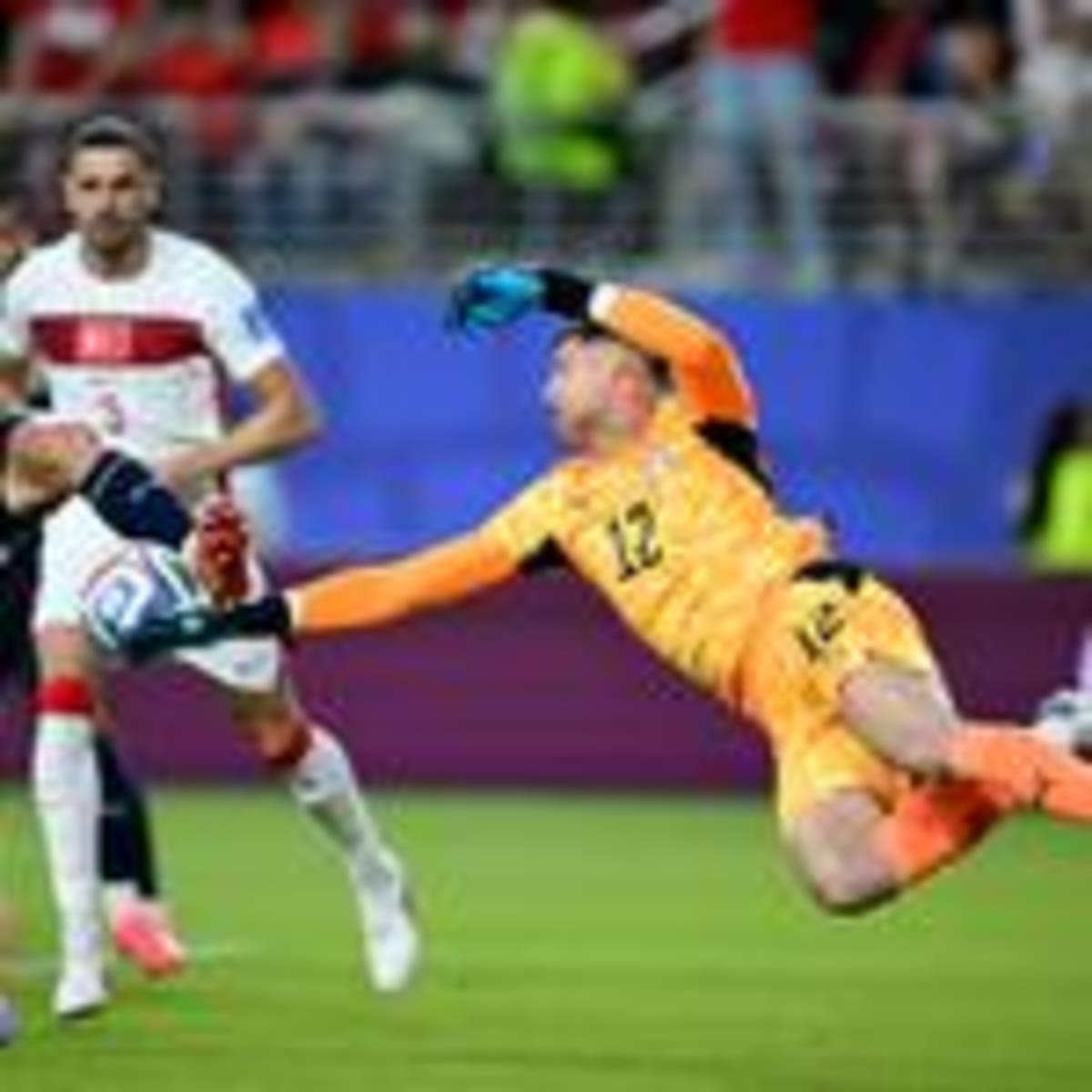 Paraguay Wins 1-0 Down a Player, Gives USA Group Lead - Image 5