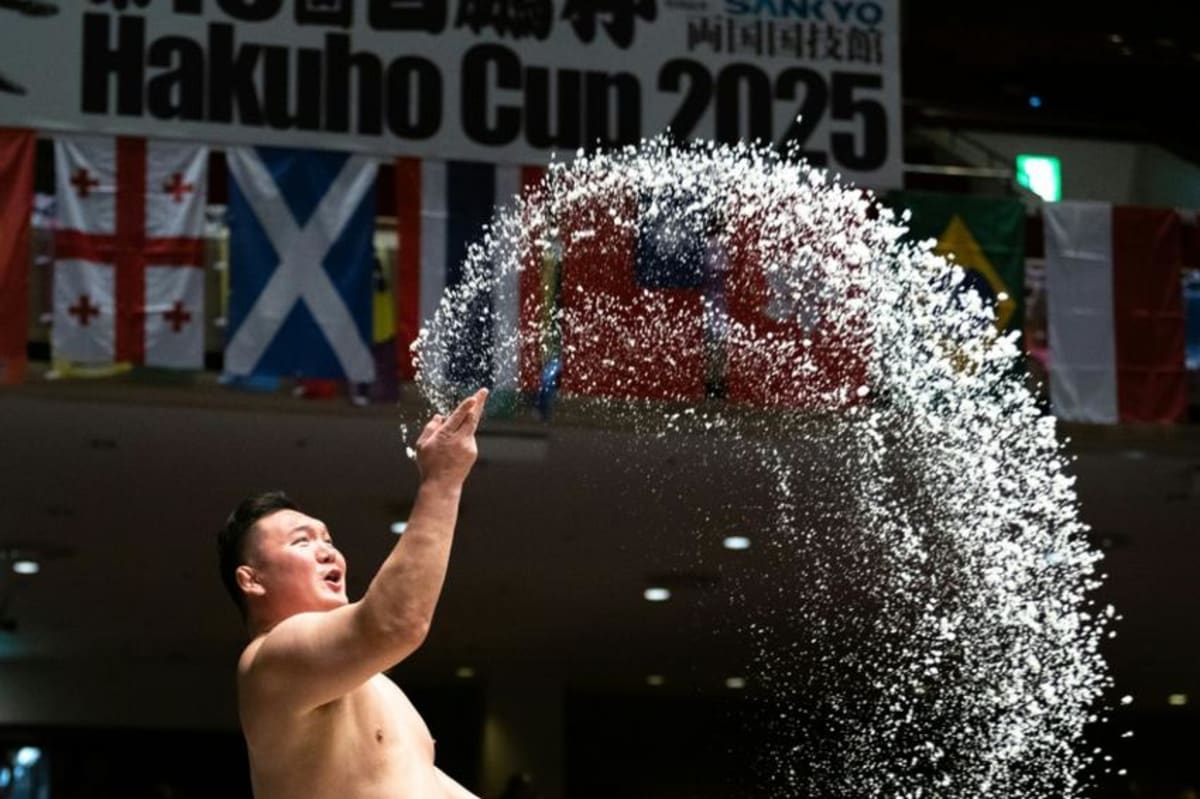 Paris Sumo Tournament Uses 200kg of Sacred French Salt - Image 2