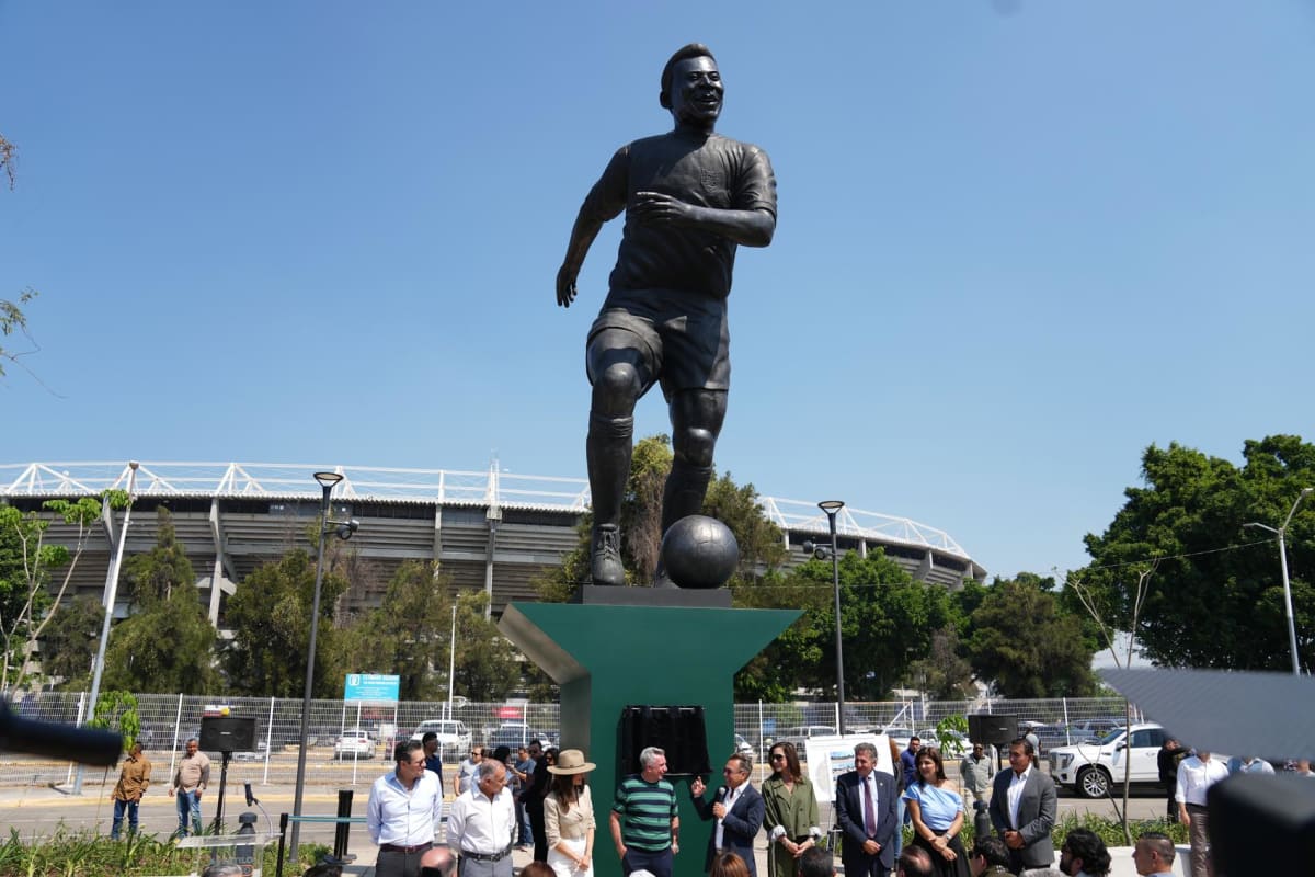 31-Foot Pelé Statue Unveiled in Guadalajara for World Cup