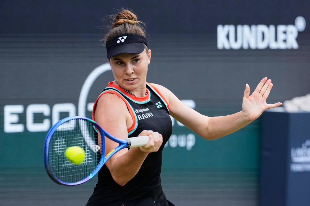 Linda Noskova hitting tennis ball on grass court at Berlin Open final match