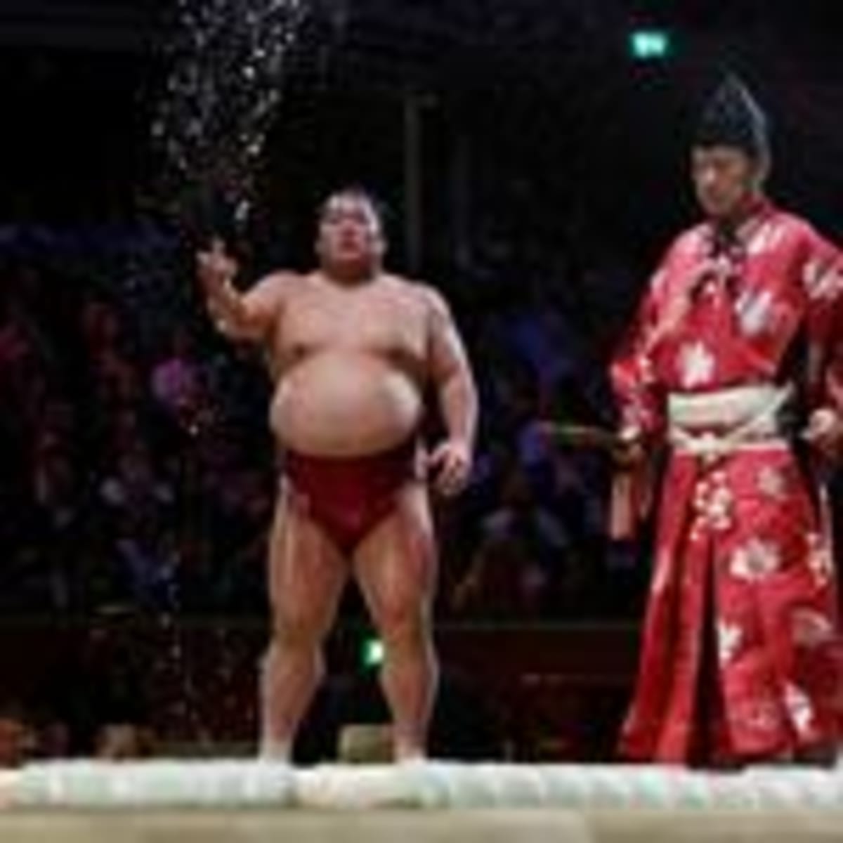 Paris Sumo Tournament Uses 200kg of Sacred French Salt - Image 5