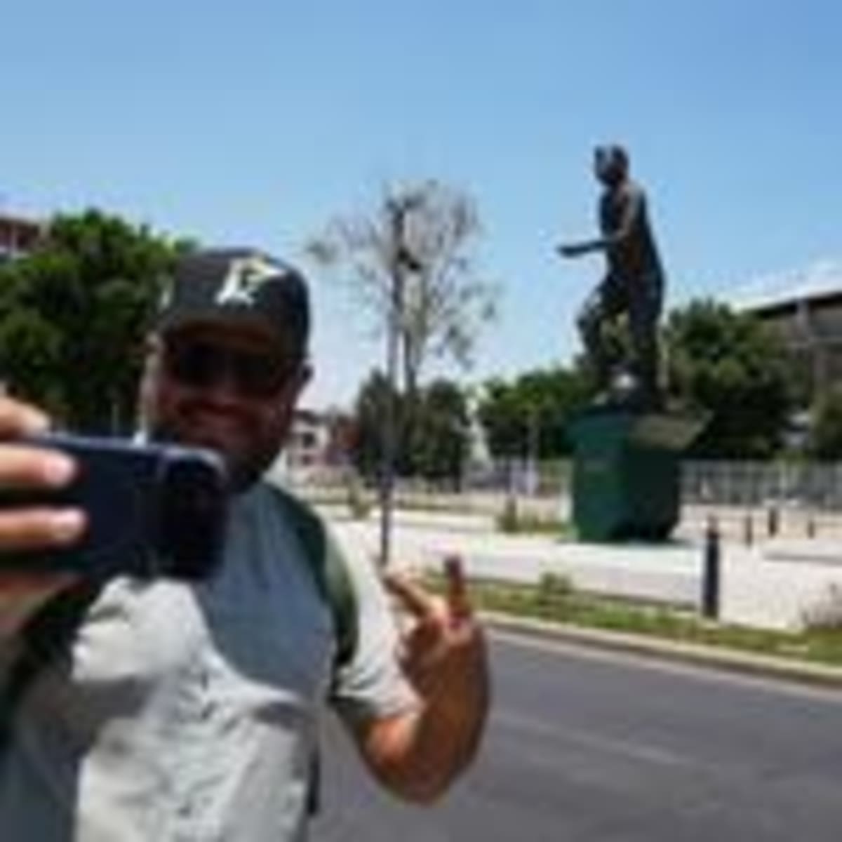 31-Foot Pelé Statue Unveiled in Guadalajara for World Cup - Image 5