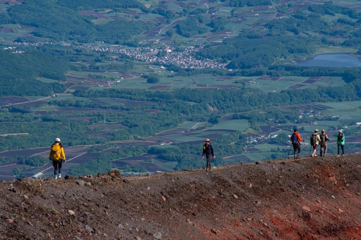 Mount Asama Reopens After 3 Years as Volcano Calms - Image 2