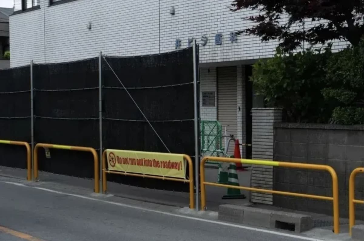 Tokyo Bridge Gets Creative Fix for Cherry Blossom Crowds - Image 3