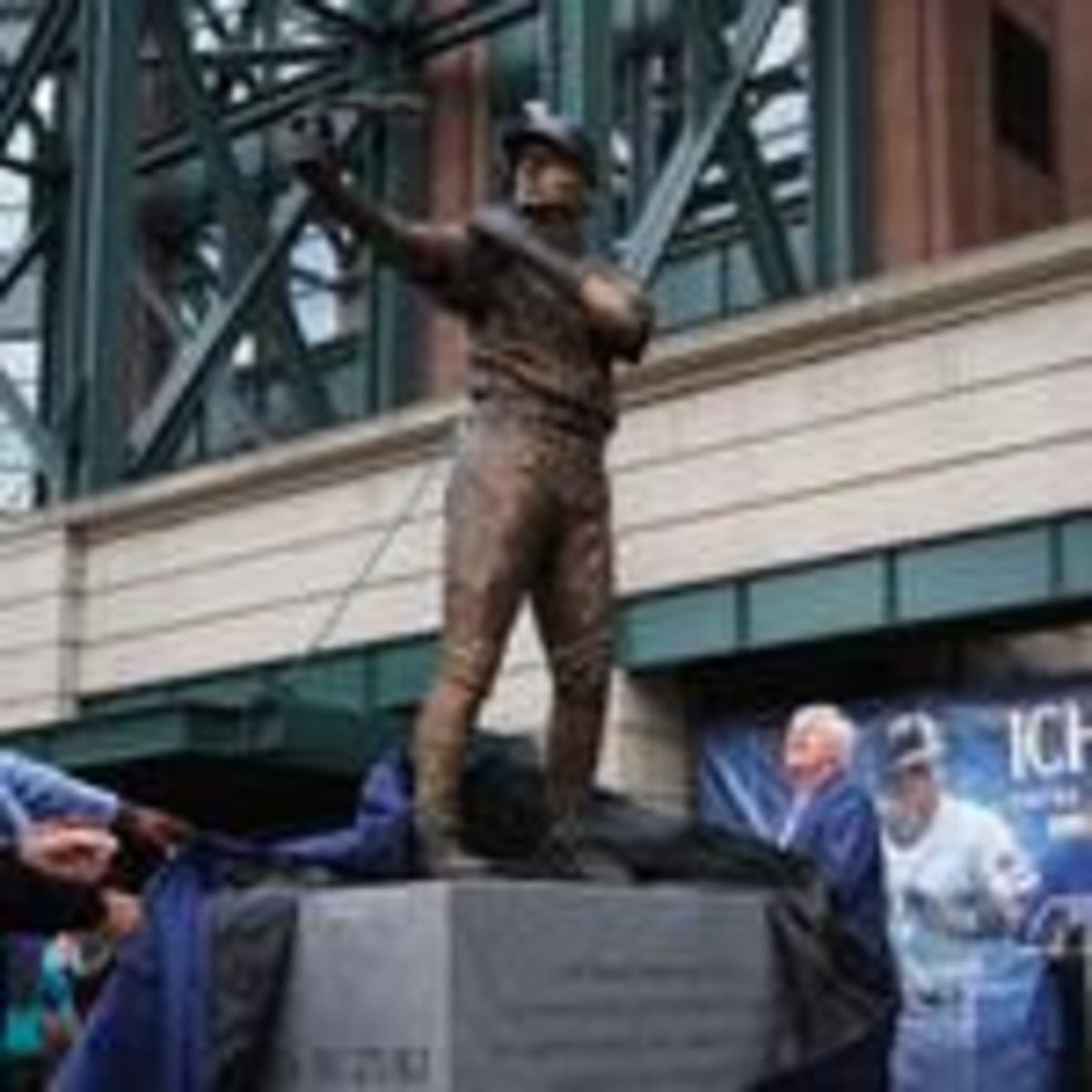 Ichiro's Broken Statue Bat Becomes Perfect Symbol of Humility - Image 3