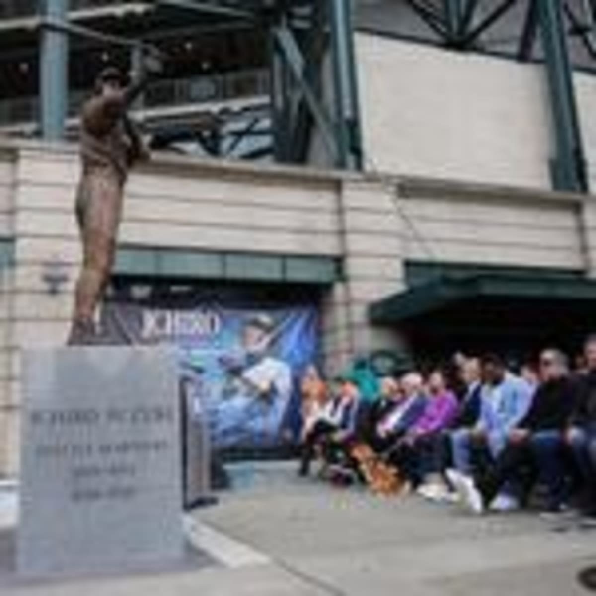 Ichiro's Broken Statue Bat Becomes Perfect Symbol of Humility - Image 4