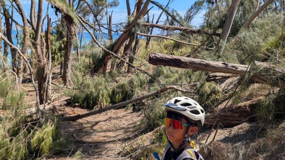 Kauaʻi Mountain Bikers Rally to Clear Hurricane Damage