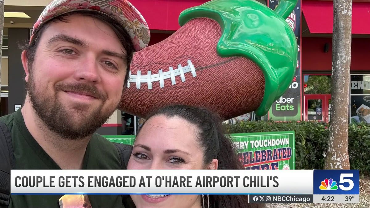 Texas Couple Gets Engaged at O'Hare Chili's Where They Met - Image 3