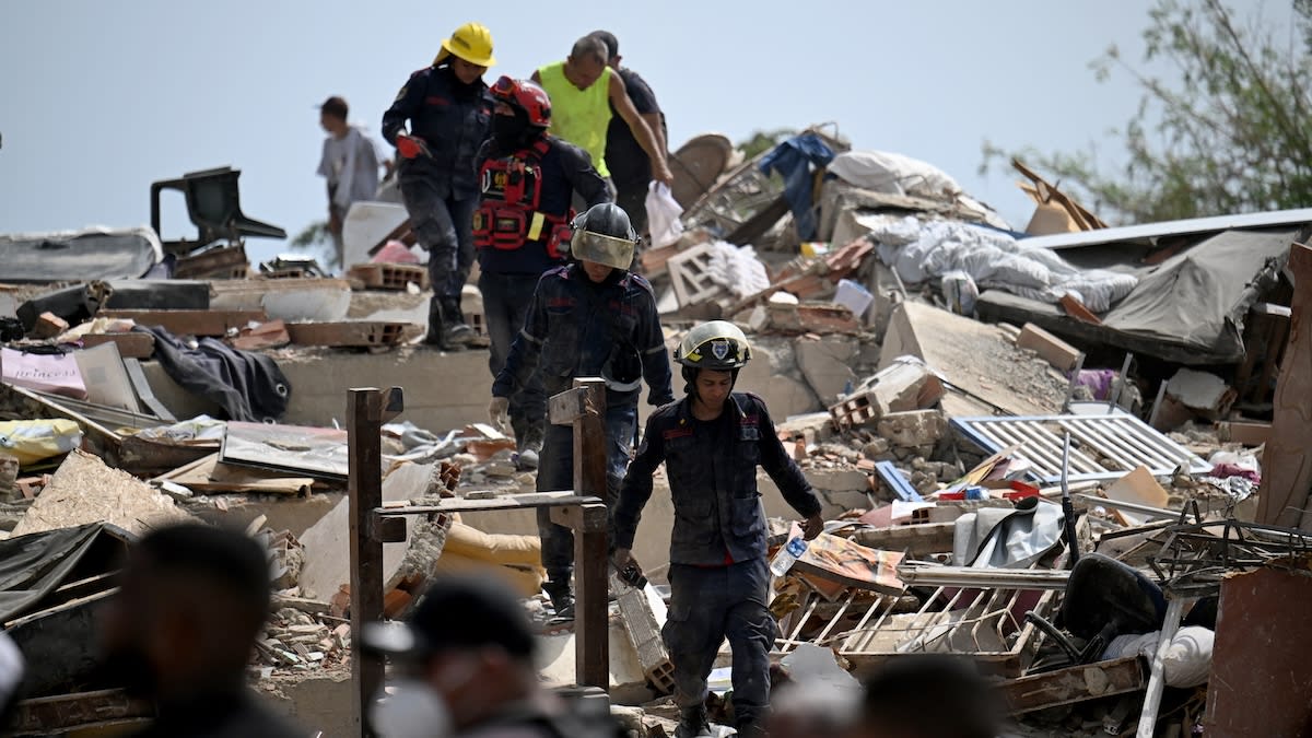 Virginia Rescuers Pull Father and Son From Rubble After 4 Days - Image 3