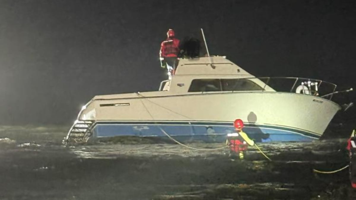 Maine Boat Rescue Saves Stranded Mariner from Rocks - Image 2
