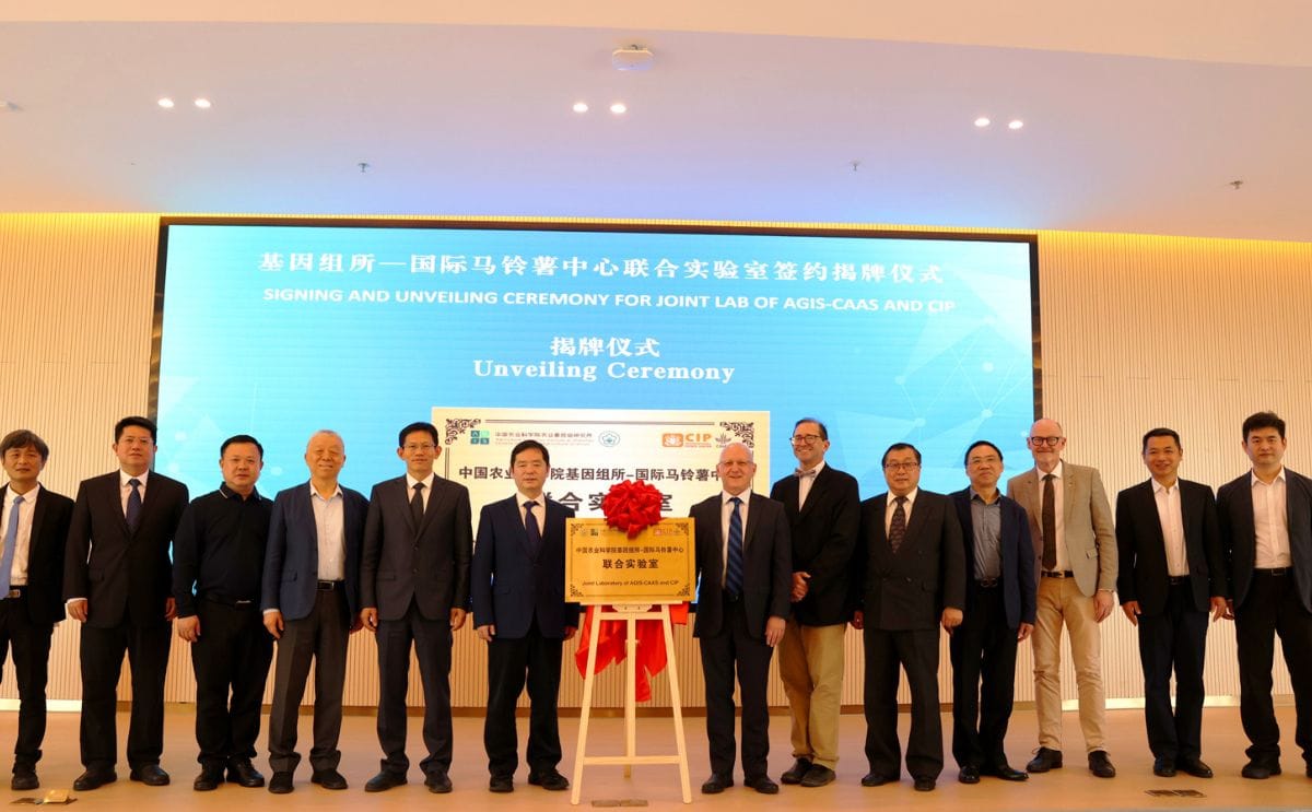 Scientists at ceremony unveiling joint potato research laboratory in Shenzhen, China