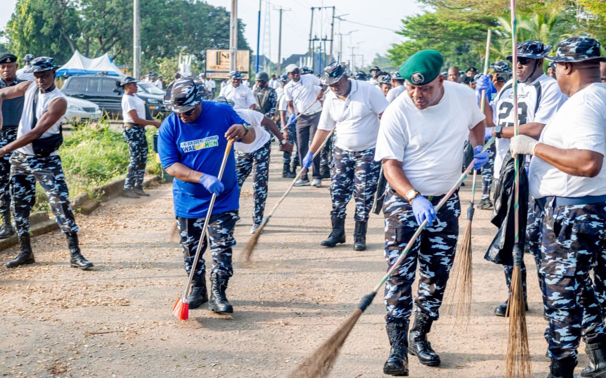 Nigeria Police Officers Clean Streets, Offer Free Clinics
