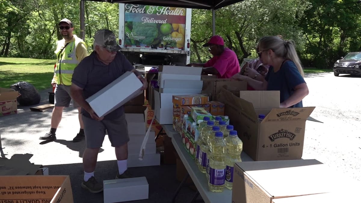 Food Pantry Gets Bilingual Volunteers After Help Call - Image 2