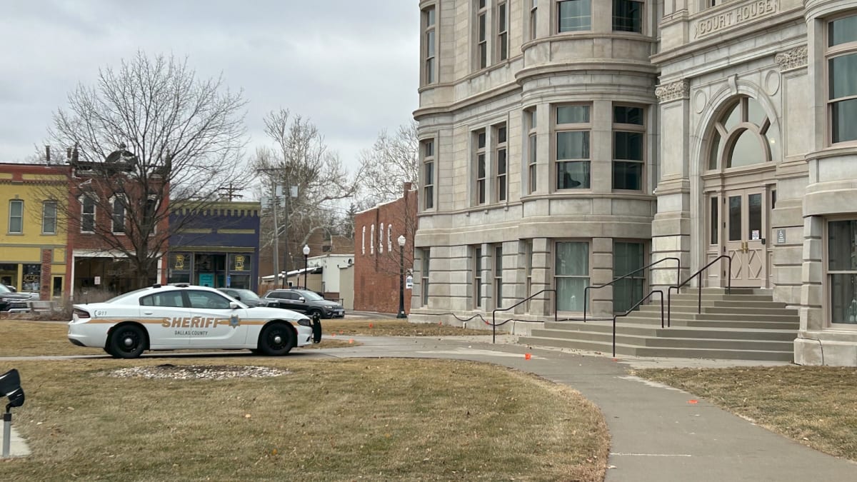 Boy Helps Cancer Survivor, Gets Skateboard in Return - Image 4