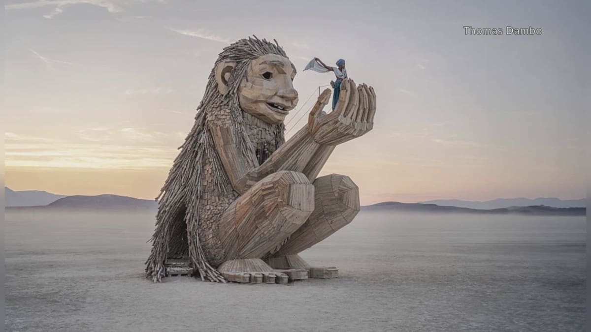 Clinton Invites Volunteers to Build Giant Troll Sculptures - Image 2