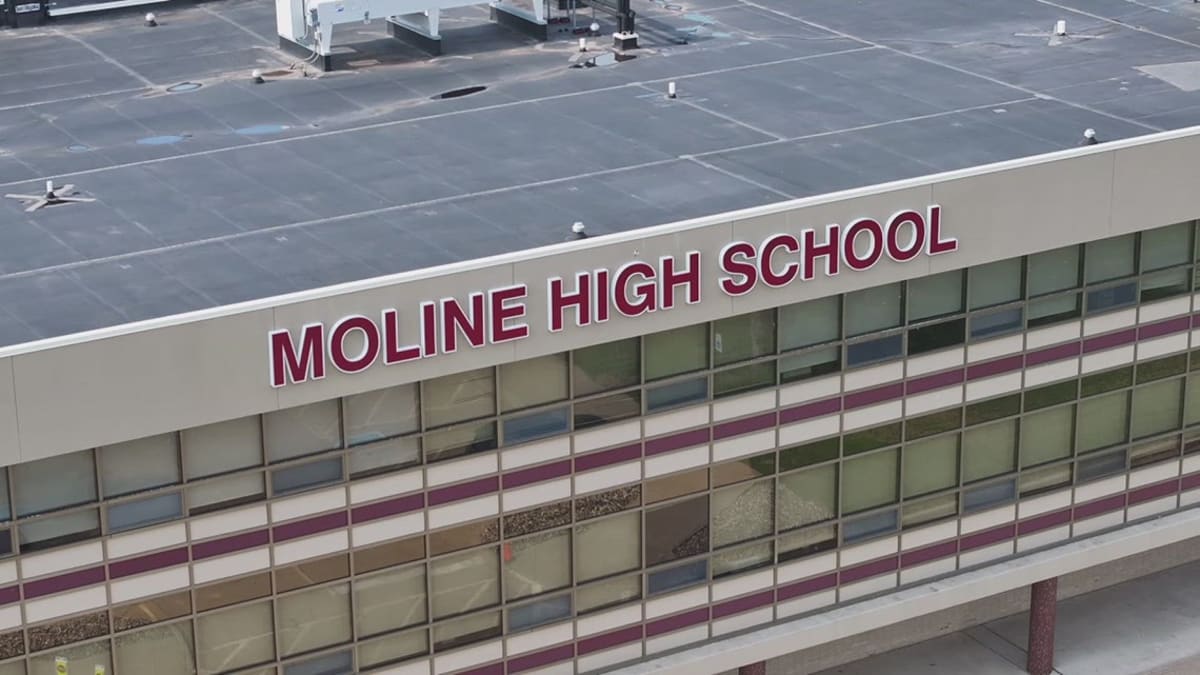 Moline Police Honor WWII Vet with $1.5K Student Scholarship