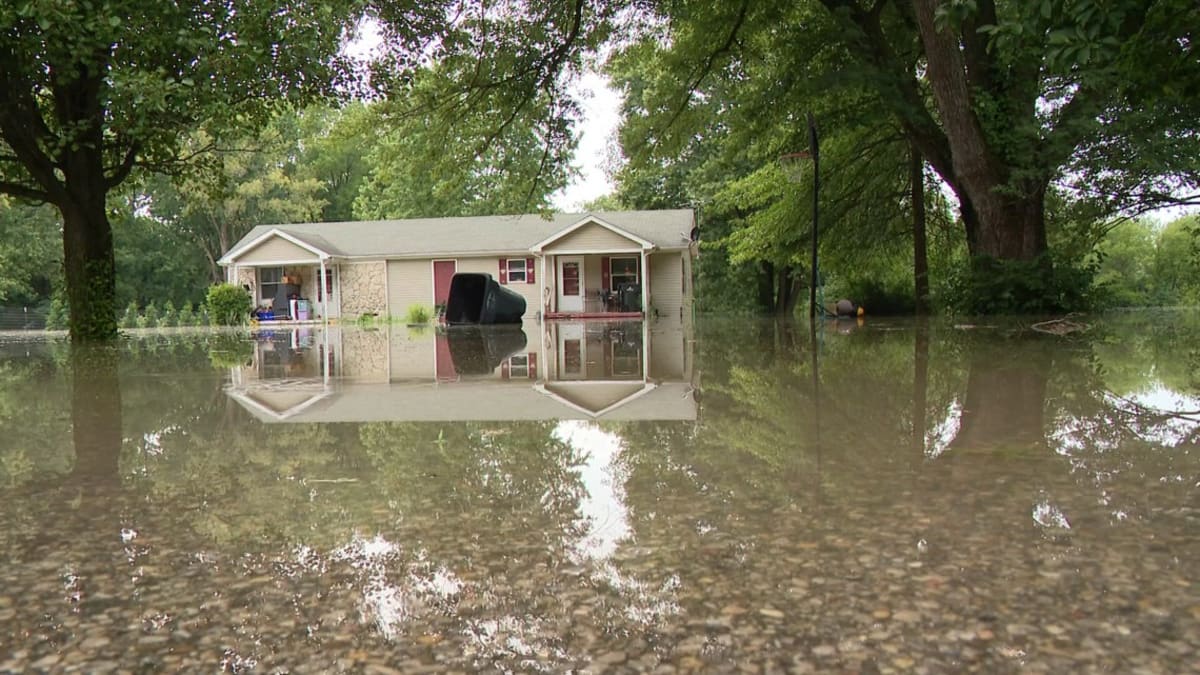 Flood Victims in Anderson Help Others While Rebuilding - Image 5
