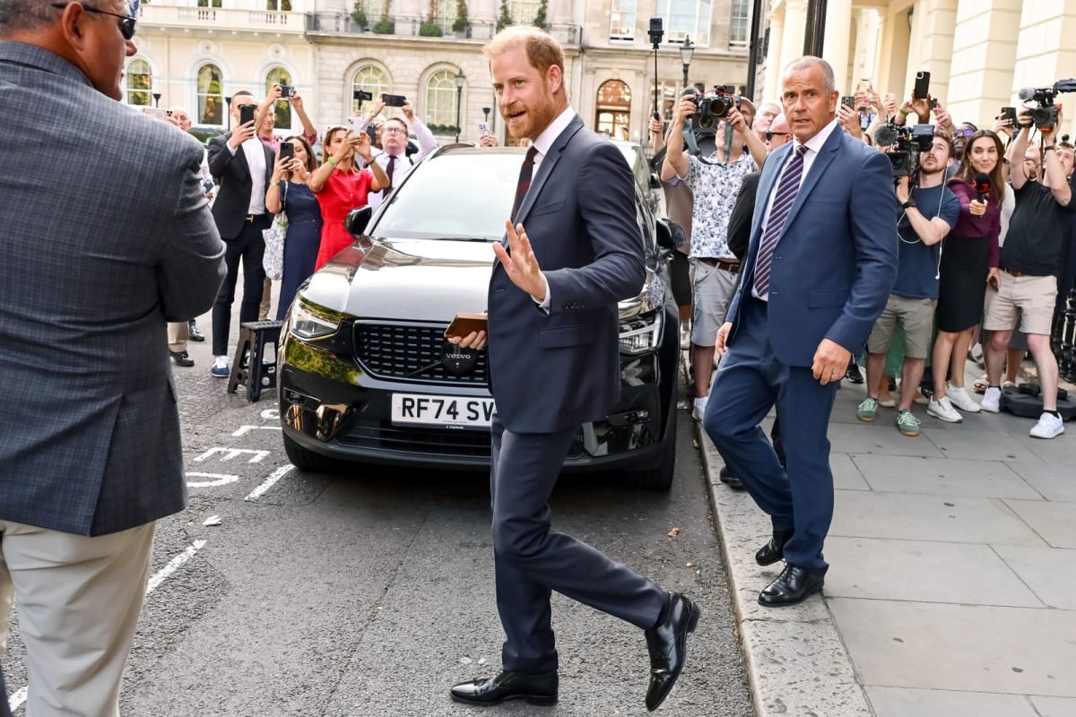 King Charles Reunites with Grandchildren After 3 Years - Image 2