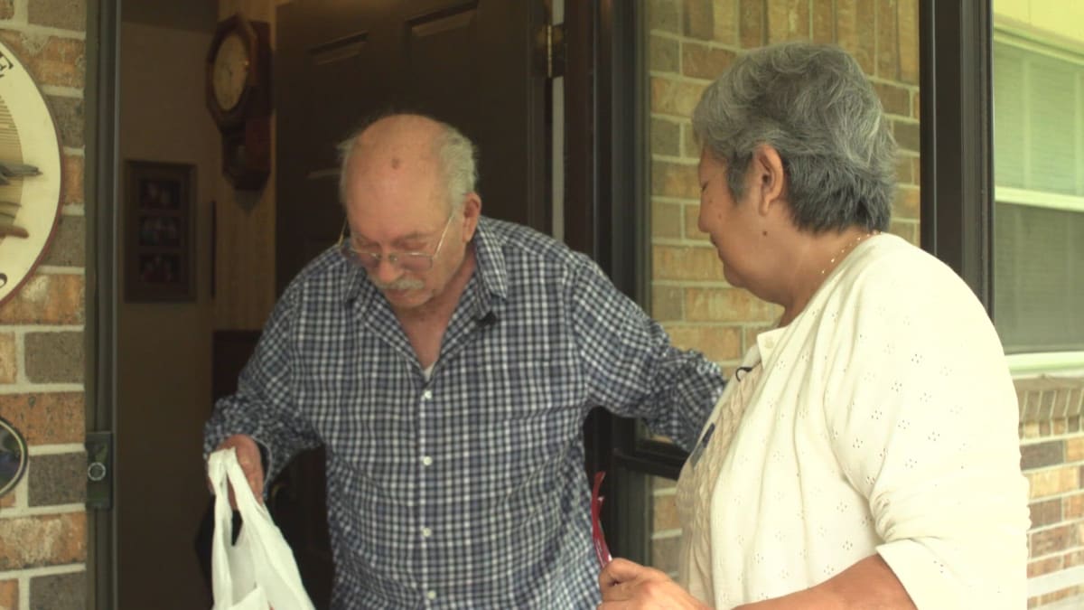 Meals on Wheels Volunteers Combat Loneliness in Texas - Image 2