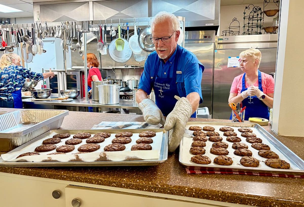 10 Volunteers Cook 60 Meals Monthly for Those in Need - Image 2
