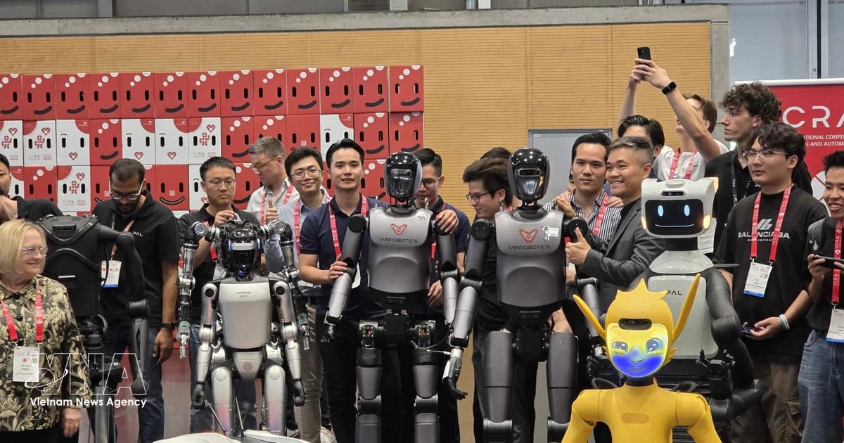 ** Vietnamese students engaging with international scientists at Asian Science Camp in Hong Kong